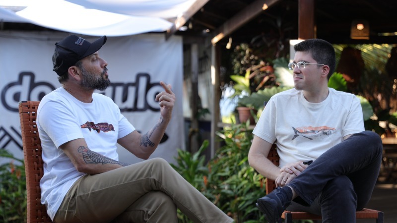 Romulo entrevista o fundador do empreendimento, o chef Saulo Jennings.