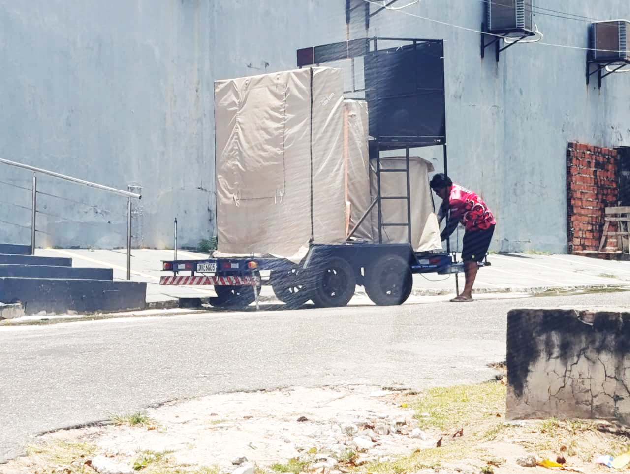 Carretinha de som é recolhida depois de uma manhã de muito barulho, em Salinópolis
