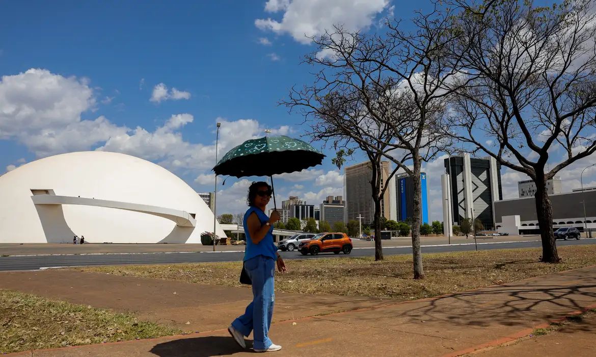 (Em algumas áreas de Goiás, do Distrito Federal e de Minas Gerais, os termômetros podem registrar médias superiores em mais de 2°C aos valores normalmente observados no período.)