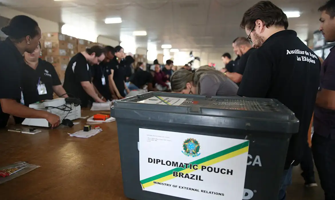 Mesmo fora, brasileiros podem votar para presidente da República -