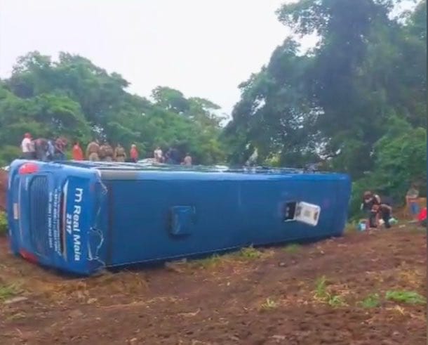 Ônibus com destino para o Pará tomba e deixa quatro pessoas feridas