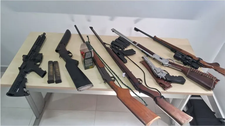 O número total chegou a oito armas apreendidas.