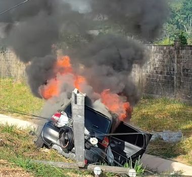 Imagem - Carro bate em poste e pega fogo na estrada de Vigia