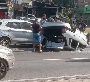 Imagem - Carro capota e deixa motorista ferido na BR-316
