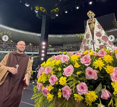 Imagem - Imagem peregrina de Nossa Senhora de Nazaré emociona fiéis durante vigília com Frei Gilson no Mangueirão