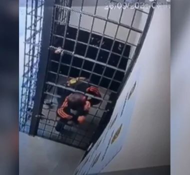 Imagem - Homem consegue fugir de delegacia se espremendo em cela em Santa Catarina
