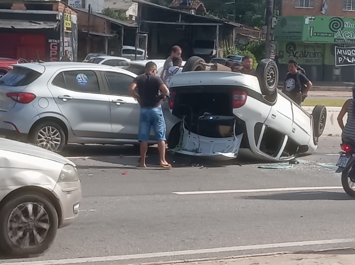 Imagem - Carro capota e deixa motorista ferido na BR-316