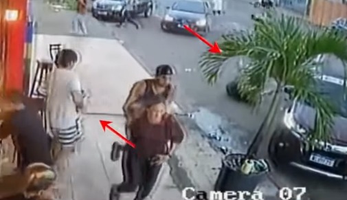 (Nas imagens, o militar aparece arremessando uma garrafa na direção de um grupo de policiais penais que estavam à paisana. Na sequência, começa uma troca de tiros entre os envolvidos.)