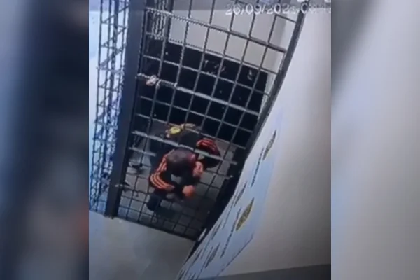 Policiais interditaram a cela e abre investigação para recapturá-lo -
