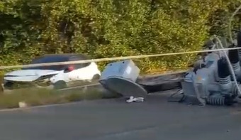 (Um carro bateu contra um poste de energia elétrica na manhã deste domingo (27), na PA-458, rodovia que liga Bragança à praia de Ajuruteua, no nordeste do Pará.)