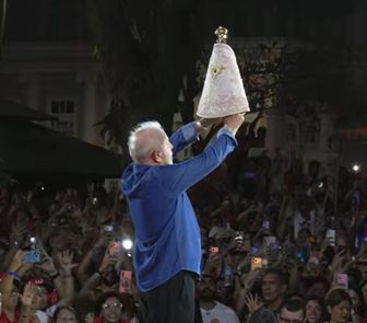 Imagem - Helder entrega imagem de Nossa Senhora a Lula após comício em Belém