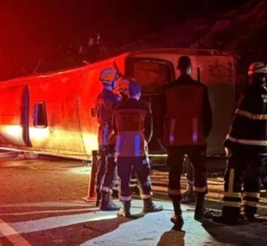 Imagem - Ônibus de turismo tomba e mata três pessoas no Espírito Santo