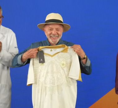 Imagem - Em Belém, Lula ganha camisa da Tuna em homenagem ao Círio de Nazaré