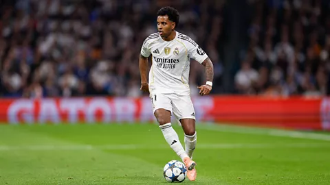 Atacante do Real Madrid passou por cirurgia no joelho direito em março e iniciou uma nova etapa do processo de recuperação nesta segunda-feira (28).
