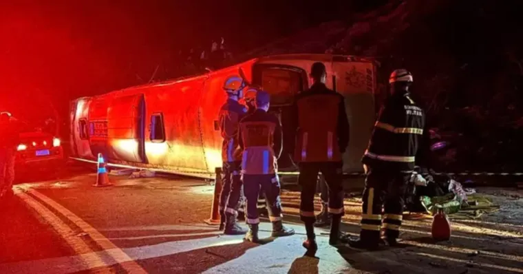 Imagem - Ônibus de turismo tomba e mata três pessoas no Espírito Santo