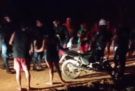 Idoso é atropelado por moto ao sair de casa e fica gravemente ferido em Bragança