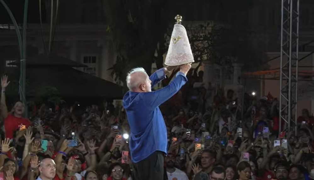 Imagem - Helder entrega imagem de Nossa Senhora a Lula após comício em Belém