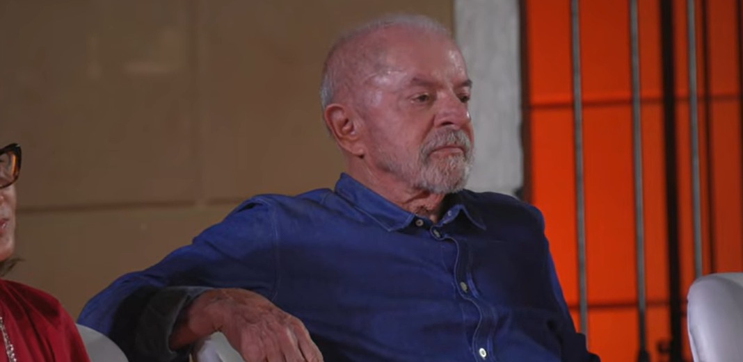 (O presidente Luiz Inácio Lula da Silva chegou na noite desta segunda-feira (28) à Praça da República, no centro de Belém, para participar de um comício de campanha.)