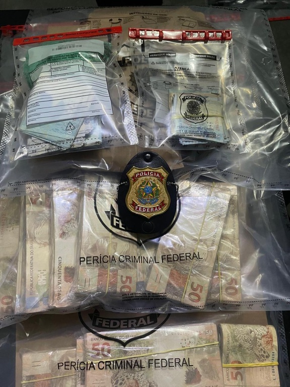 Parte dos R$ 87,4 mil apreendidos estava guardada em envelopes identificados com nomes de pessoas. 
