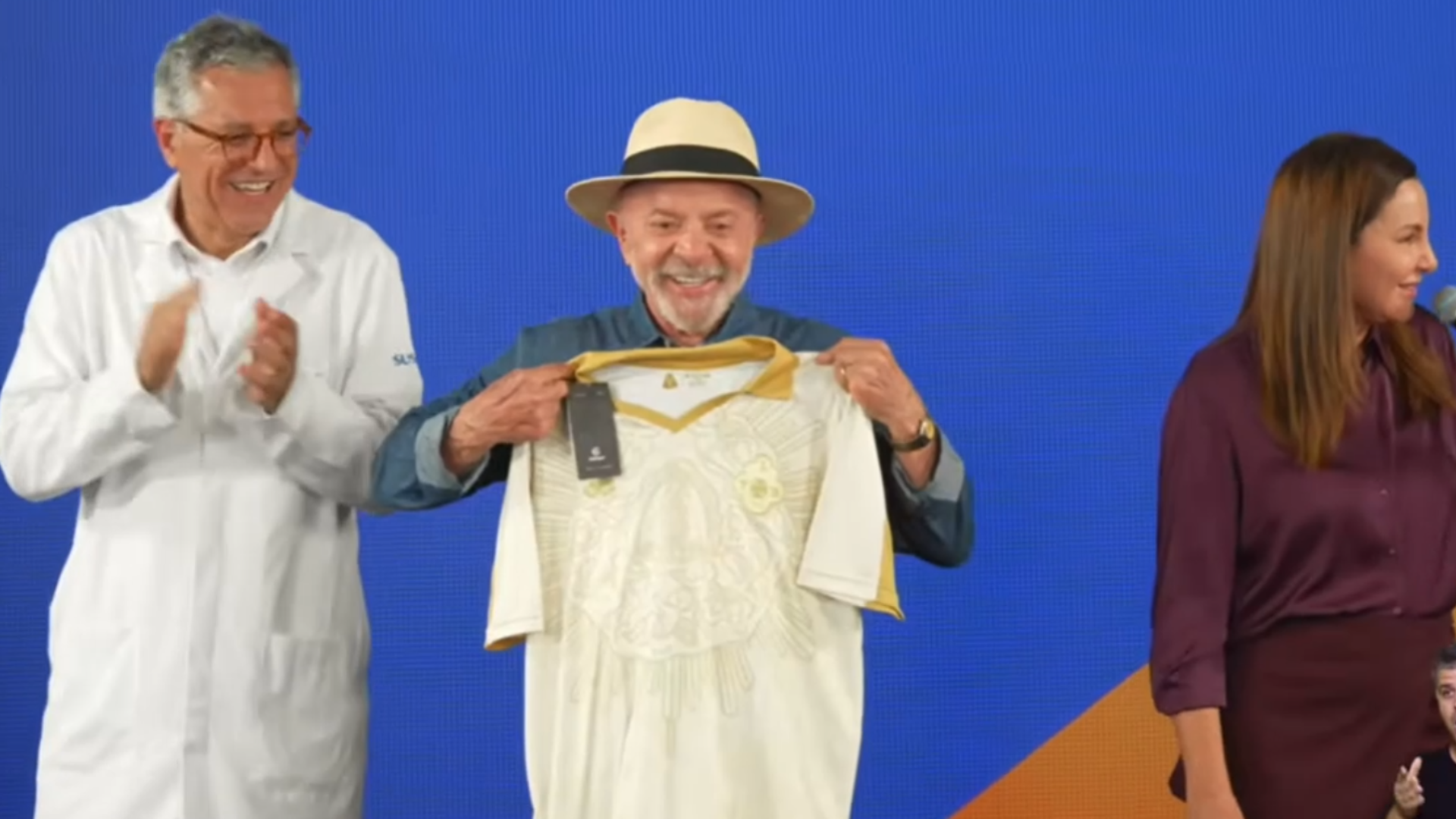 Imagem - Em Belém, Lula ganha camisa da Tuna em homenagem ao Círio de Nazaré