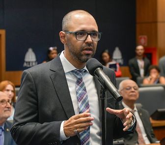 Imagem - Deputado do PL mostra arma de fogo para militantes do PSol no Rio de Janeiro; assista
