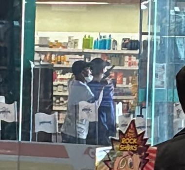 Imagem - Criminosos mantem clientes e funcionários reféns em supermercado na Pedro Alvares Cabral