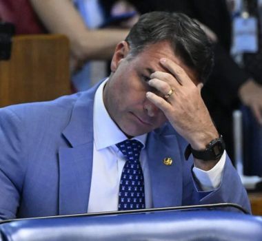 Imagem - Ex-sócio de Flávio Bolsonaro expõe festas com garotas de programa, Rolex de R$ 305 mil e lobby com Kassio Nunes