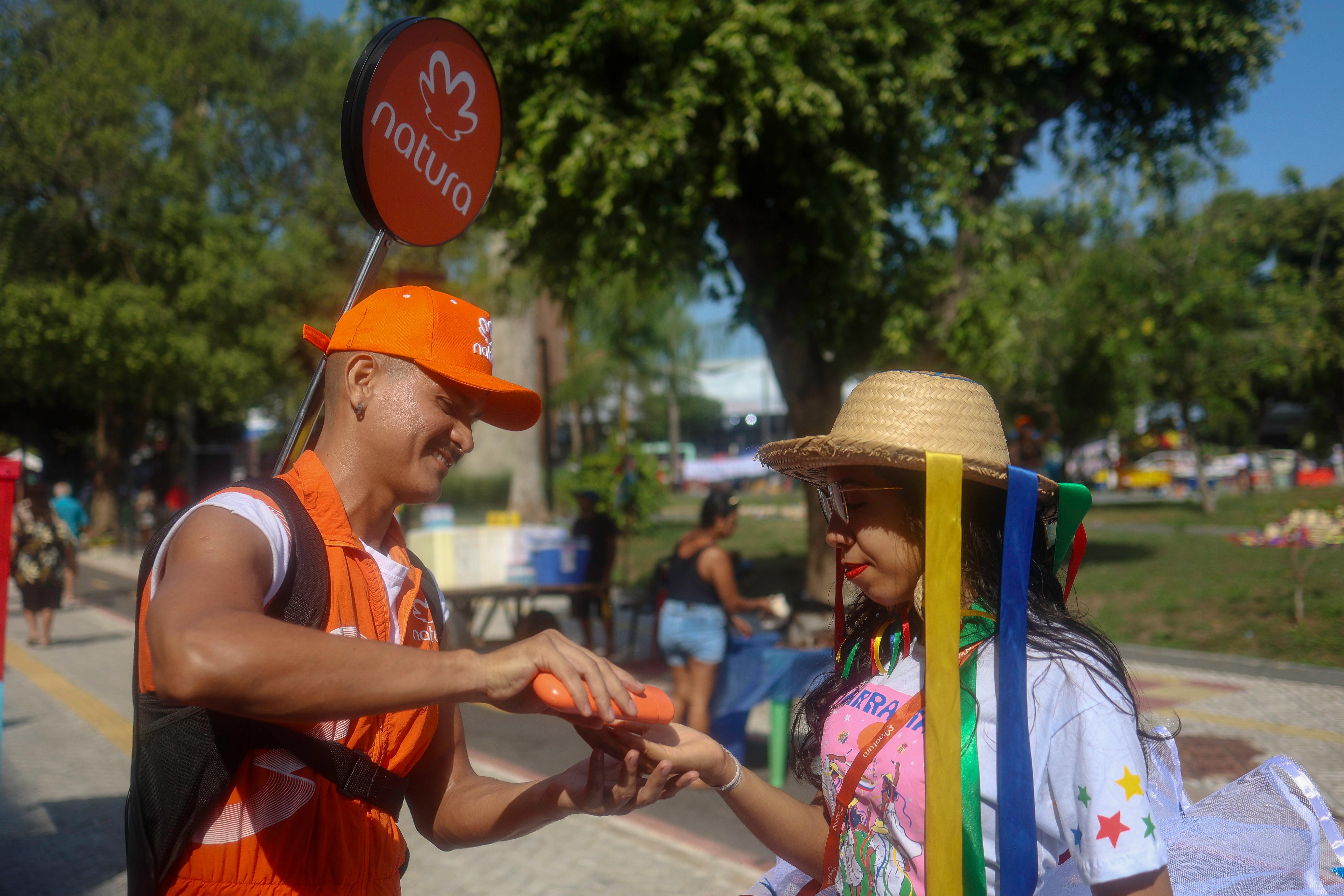 Ações incluem atendimento a peregrinos, atividades culturais e orientações de proteção solar durante a festividade