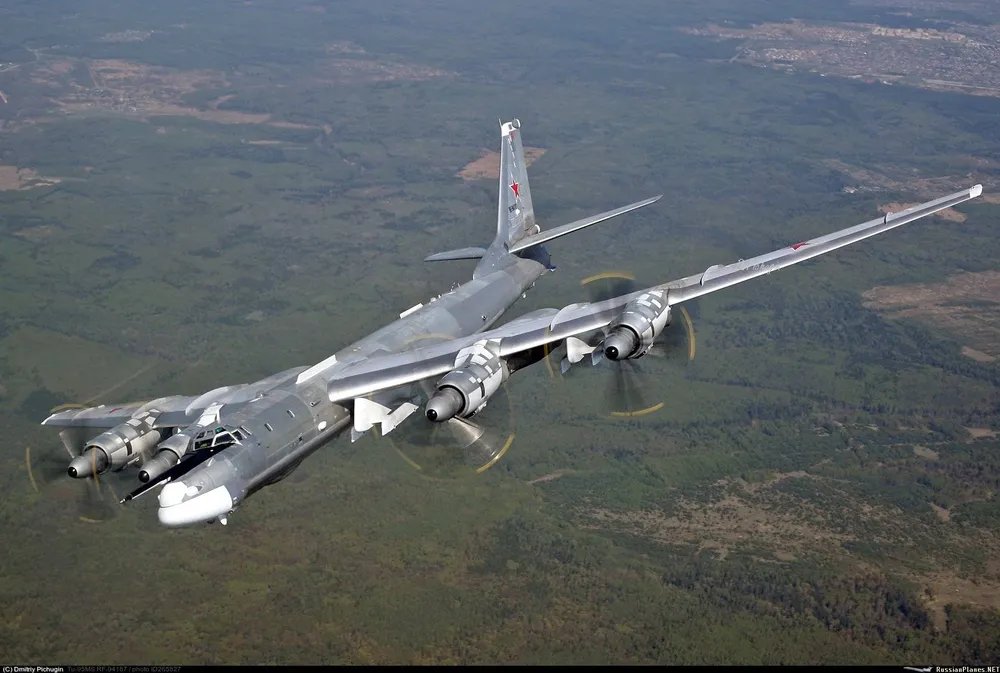 Avião que caiu seria um TU-95, usado em bombardeios desde a antiga URSS -