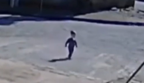 (Câmeras de segurança registraram o trajeto. Nas imagens, a criança aparece andando pela rua, chega a tropeçar e cair ao subir na calçada, mas se levanta e continua o caminho.)