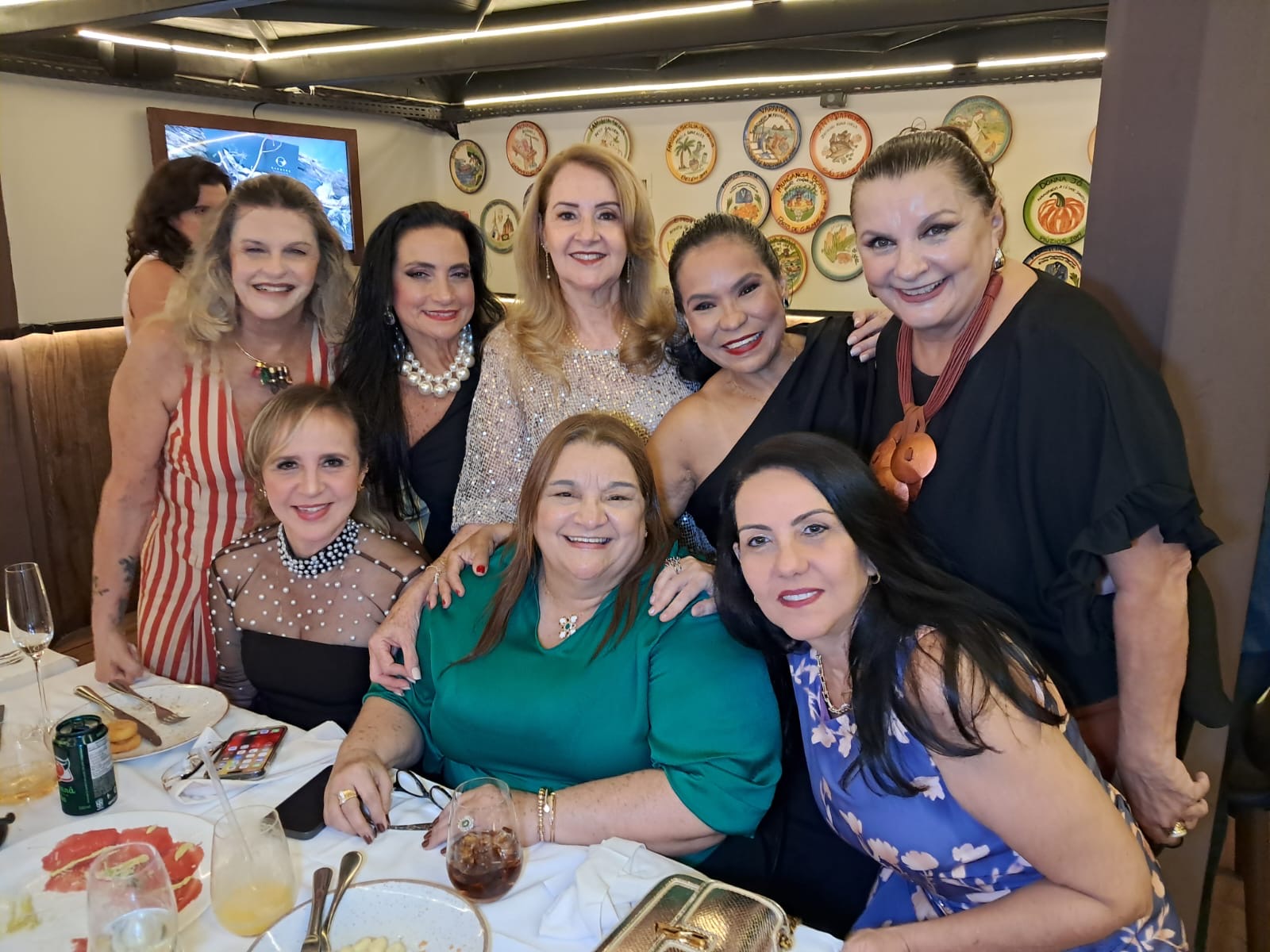 Com outra turma animada, Milene Guilhon, Julita Tofolo, Neuza Lima, Telma Guerreiro, Sheylla Centeno, Gilvana Gonçalves e e a colunista. 