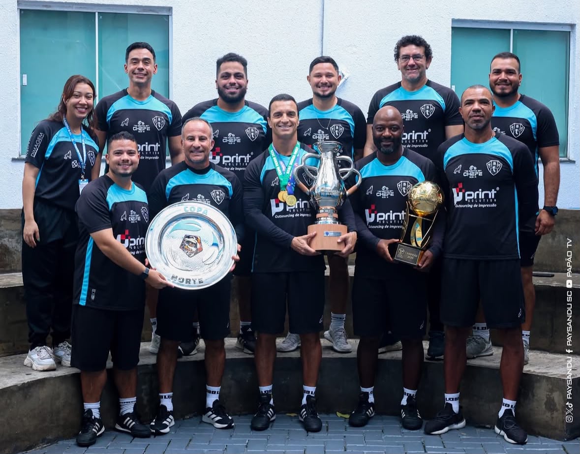 Comissão técnica junto com o técnico Júnior Rocha -