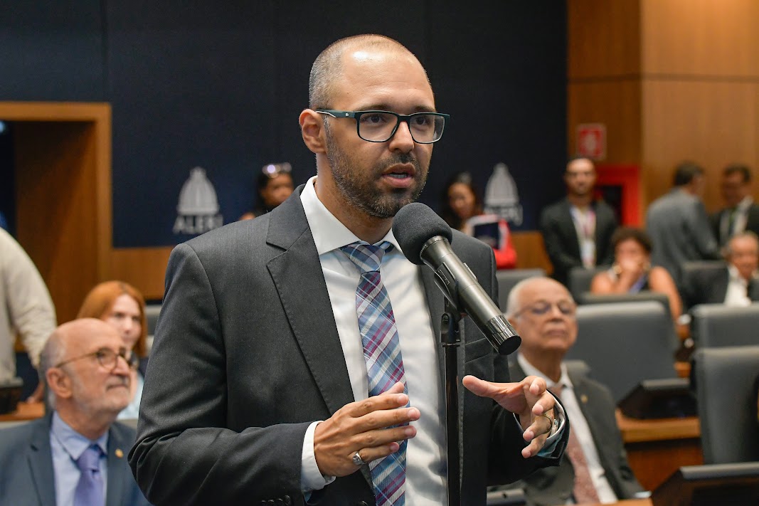 Deputado do PL mostra arma de fogo para militantes do PSol no Rio de Janeiro; assista