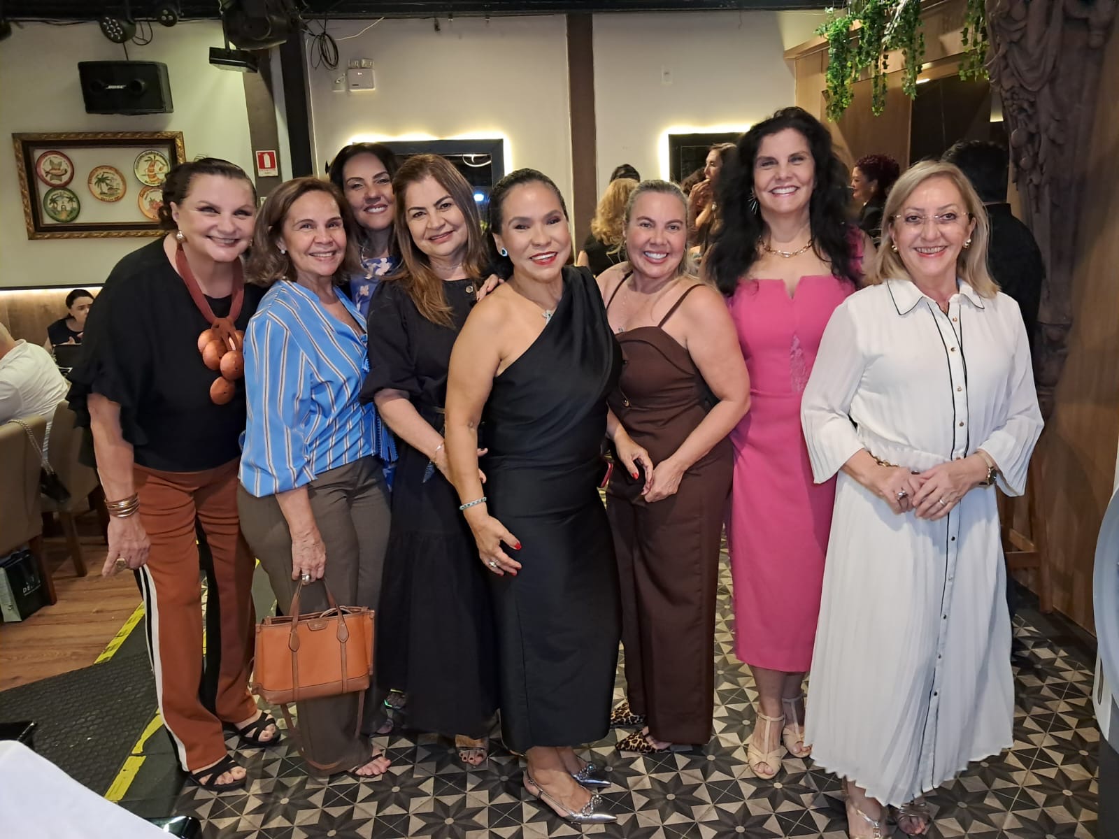 Em pose especial, a aniversariante com Telma Guereeiro, Ângela Prado, Neuza aluna, Ana Amélia Figueiredo, Zarra Assef e Katia El Hosn
