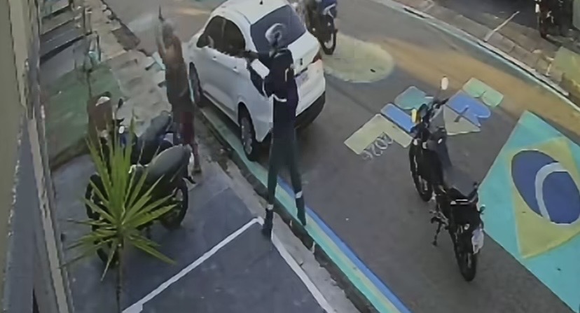 Imagens mostram a ação dos suspeitos, que usavam uniforme de empresa para tentar passar despercebidos durante o crime no bairro do Telégrafo

