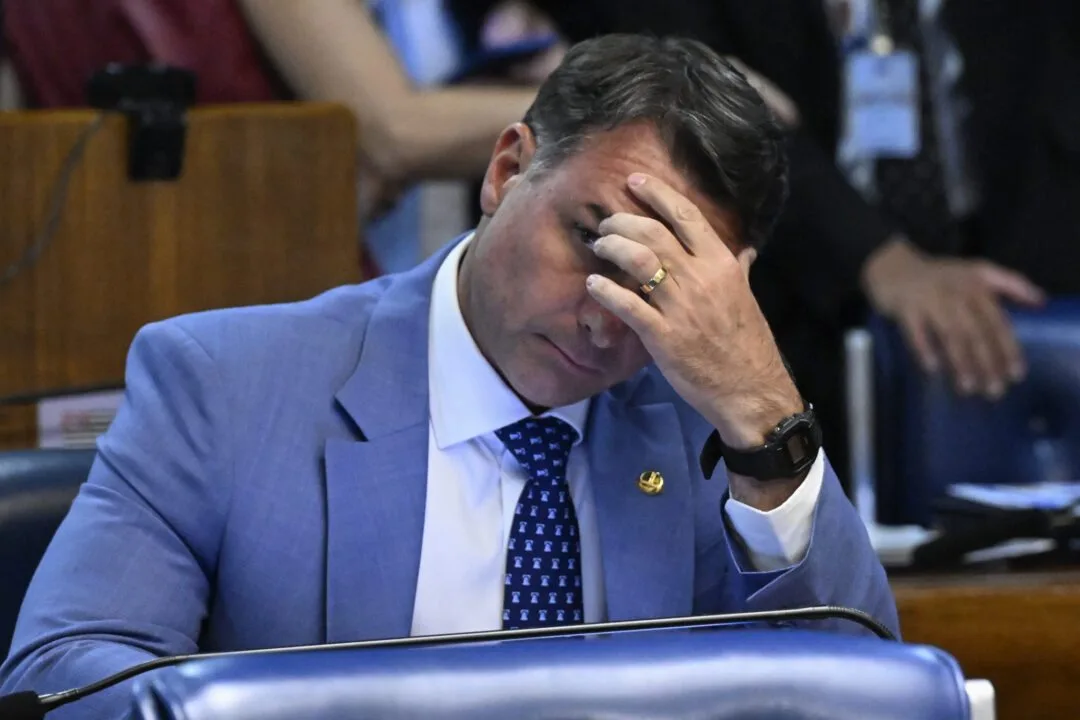 (Senador Flávio Bolsonaro)