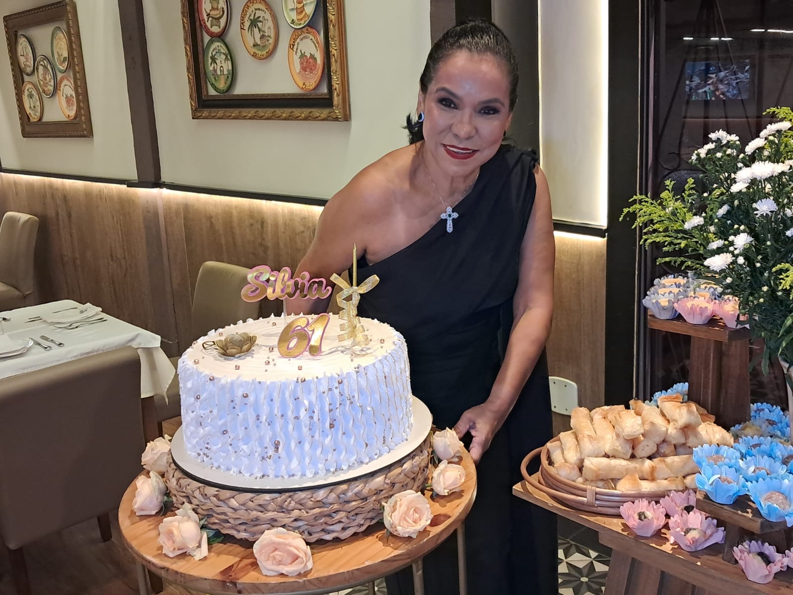 Silvia Bezerra animou a noite de segunda-feira, no Famiglia Sicília 