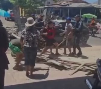 Imagem - Protesto provoca confusão e mobiliza moradores em Outeiro