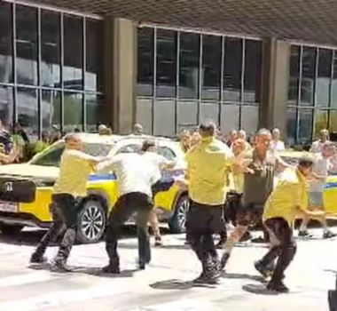 Imagem - Taxistas de cooperativas protagonizam briga generalizada em frente ao Aeroporto do Galeão