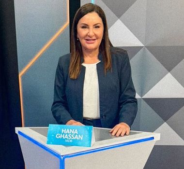 Imagem - Em festa, apoiadores carregam Hana Ghassan após debate às vésperas do 1º turno; assista