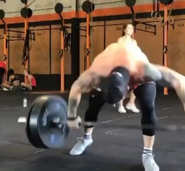 Imagem - Homem cai ao desviar barra de treino de crossfit para não atingir cachorro