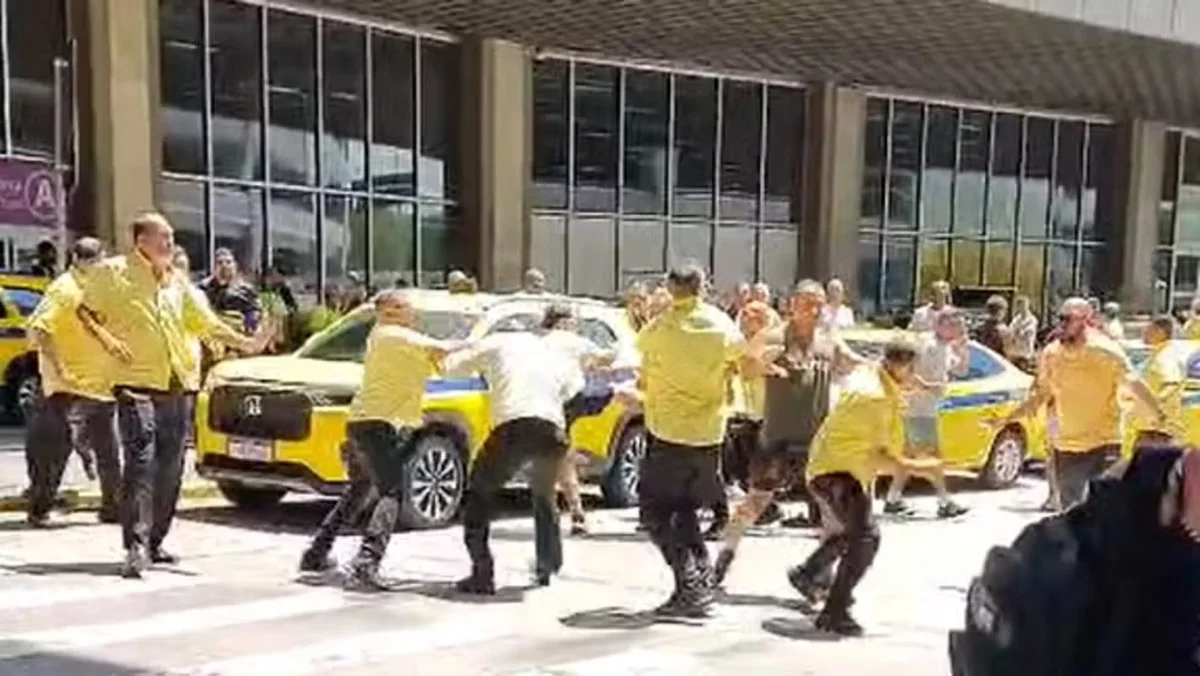 Imagem - Taxistas de cooperativas protagonizam briga generalizada em frente ao Aeroporto do Galeão