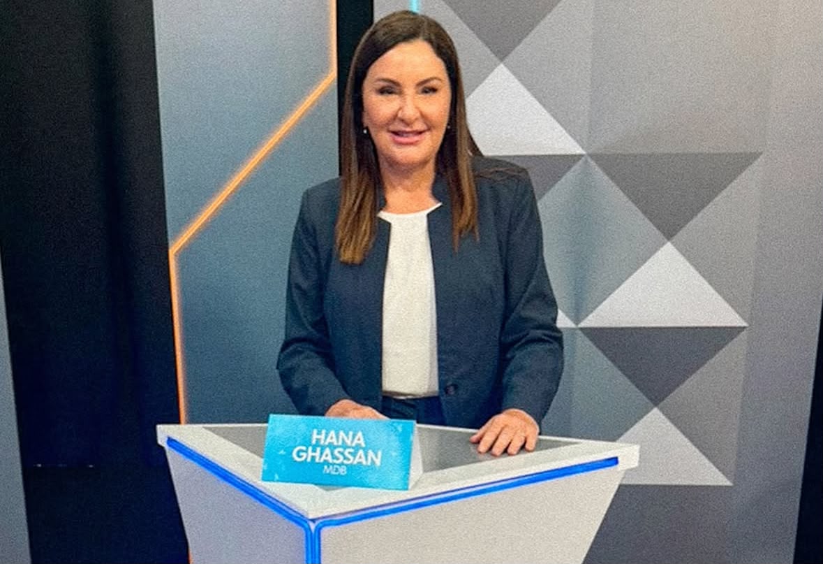 candidata à reeleição ao Governo do Pará, Hana Ghassan (MDB), foi carregada por apoiadores após participar do debate -