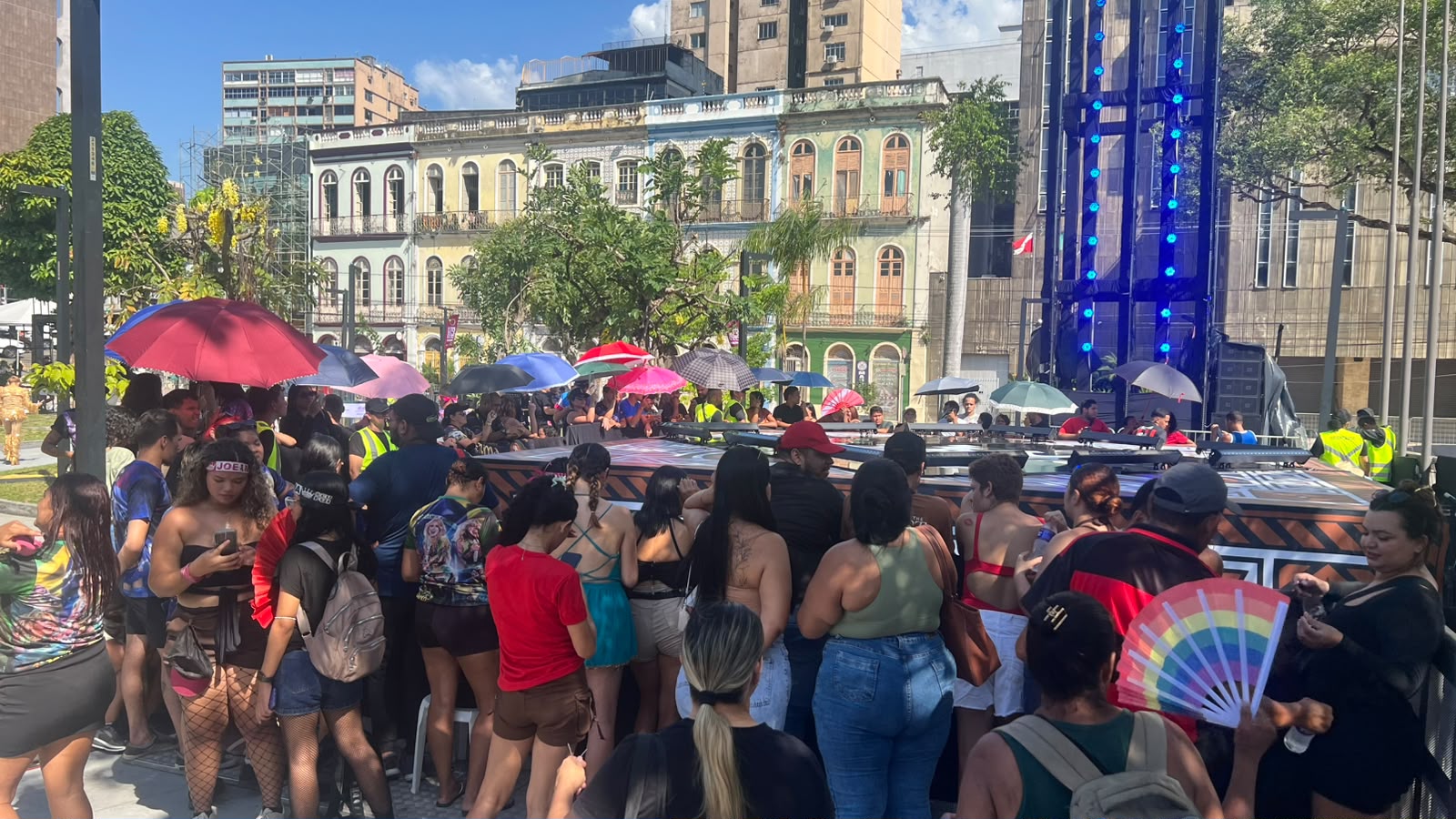 Fãs movimentam Boulevard da Gastronomia para gravação de clipe com Joelma e Rey Vaqueiro
