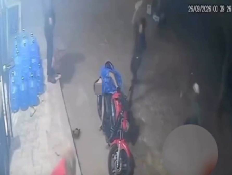 Mulher acerta assaltantes com pedrada, um desmaia e outro foge