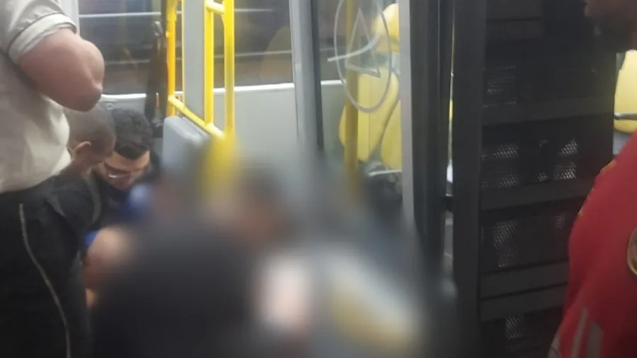 Passageiro morreu após ser atingido por um tiro no interior de um ônibus do BRT na manhã desta quarta-feira (30).
