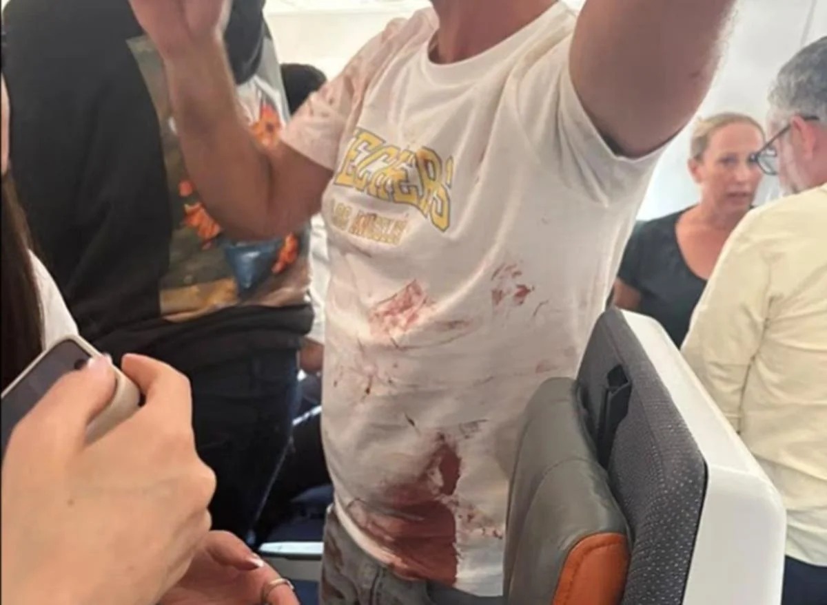 Voo da Flydubai precisou desviar para a Arábia Saudita após emitir sinal de emergência; autoridades israelenses investigam o caso como possível ataque terrorista