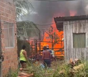 Imagem - Incêndio atinge duas casas de madeira no Icui, em Ananindeua