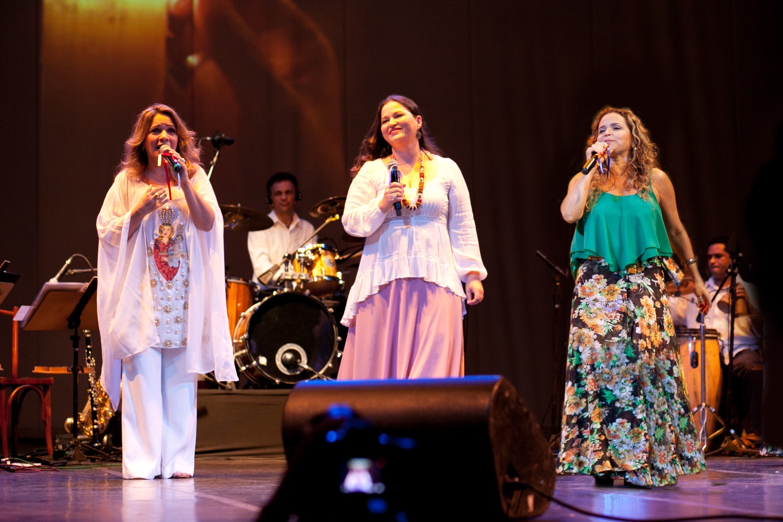 Para Lucinnha Bastos, cantar nesse contexto representa também um momento de gratidão:
“Cantar é rezar duas vezes. É o momento em que mais agradeço por todas as bênçãos que recebi na minha vida. A emoção toma conta de todos no palco, é muito lindo.” 

