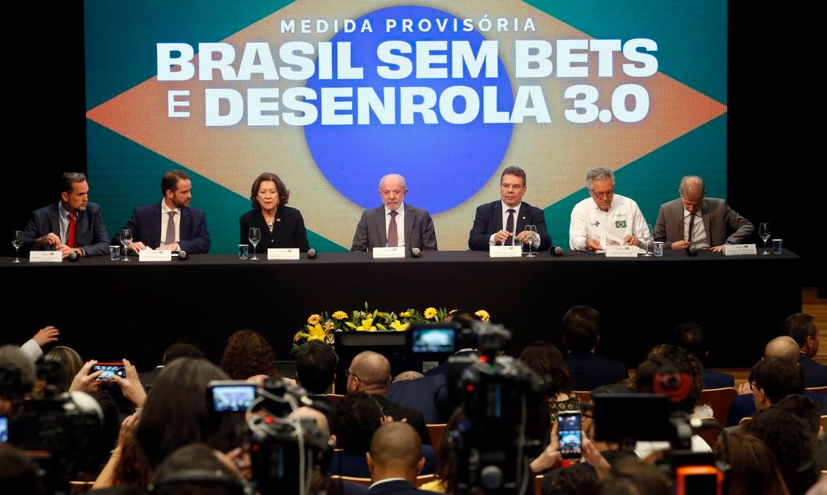 Programa permite renegociação de dívidas antigas; veja quais débitos podem entrar, quem pode ser beneficiado e o que conferir antes de negociar

